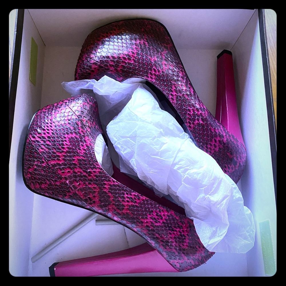 Bebe platform pumps